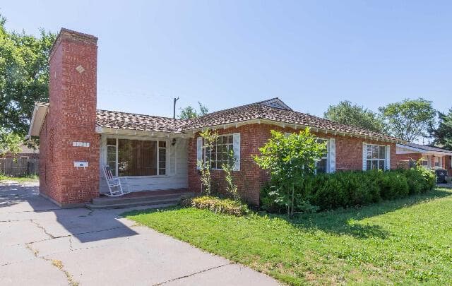 1221 S Austin St