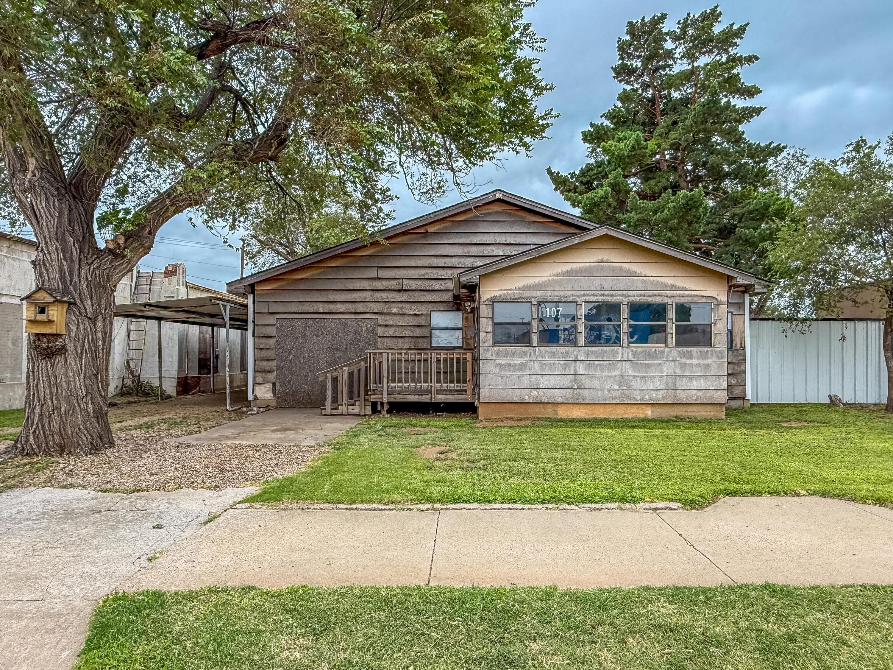 107 W Grand St