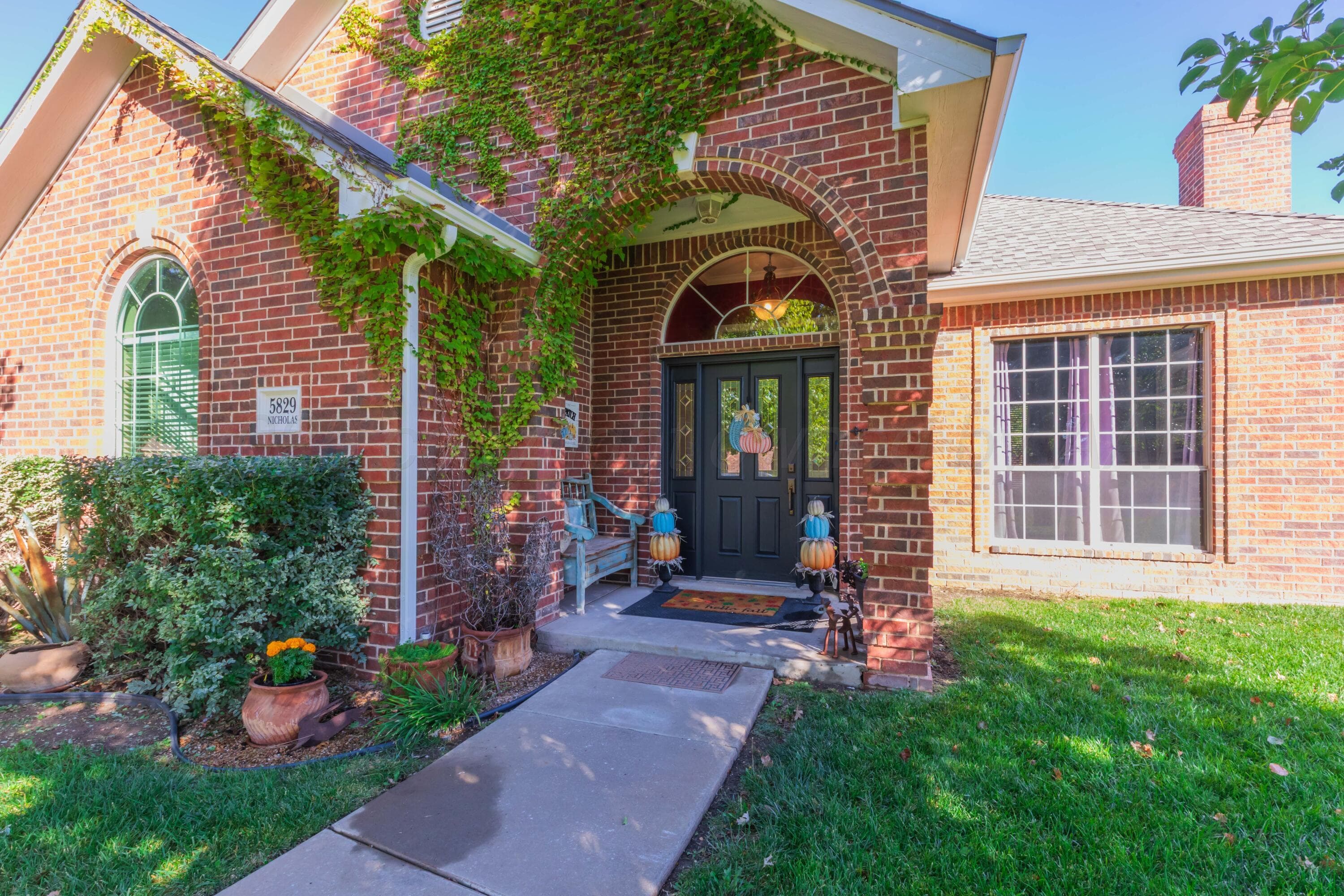 5829 Nicholas Cir