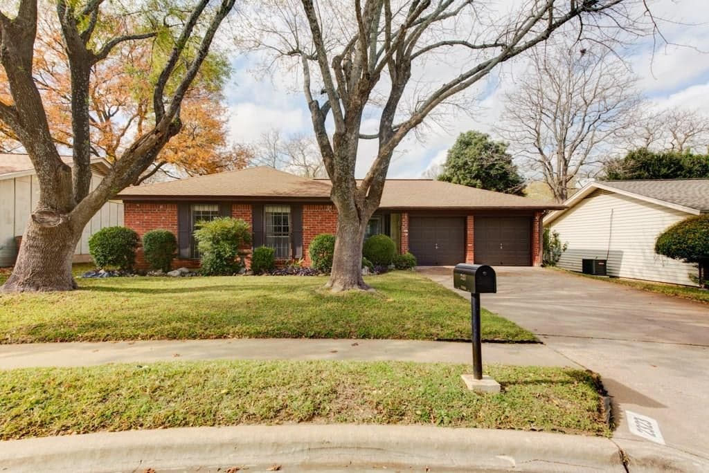 2323 Aldford Dr