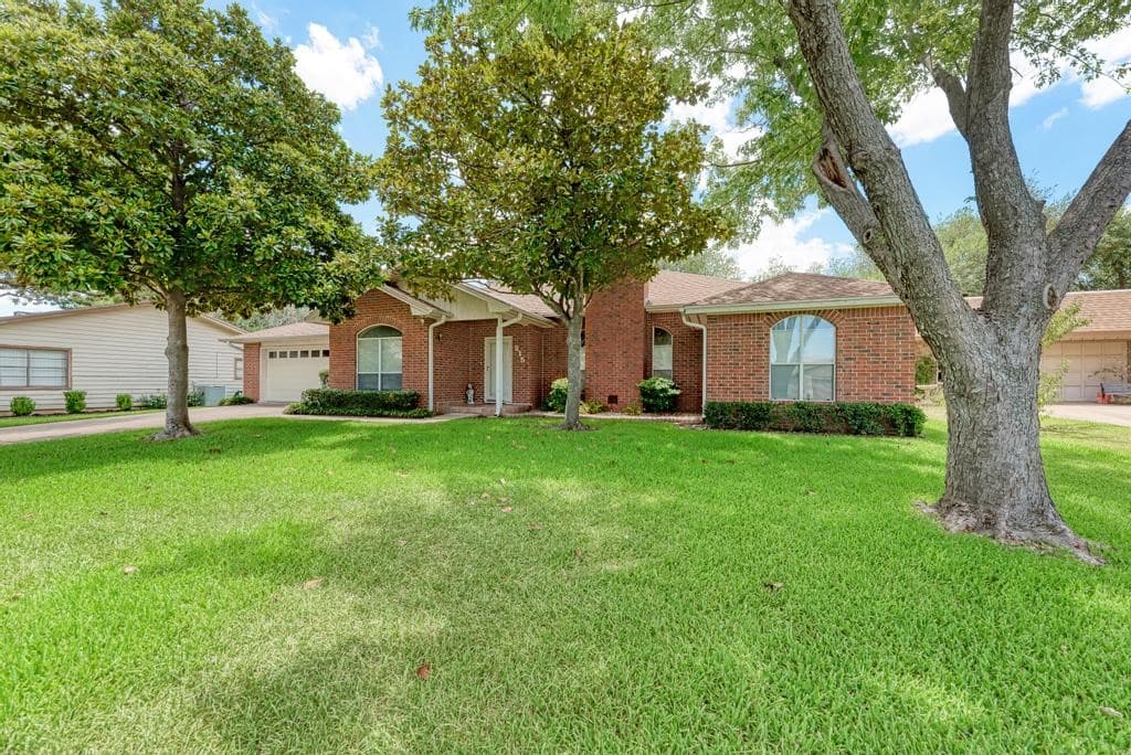 215 Meadowlakes Dr
