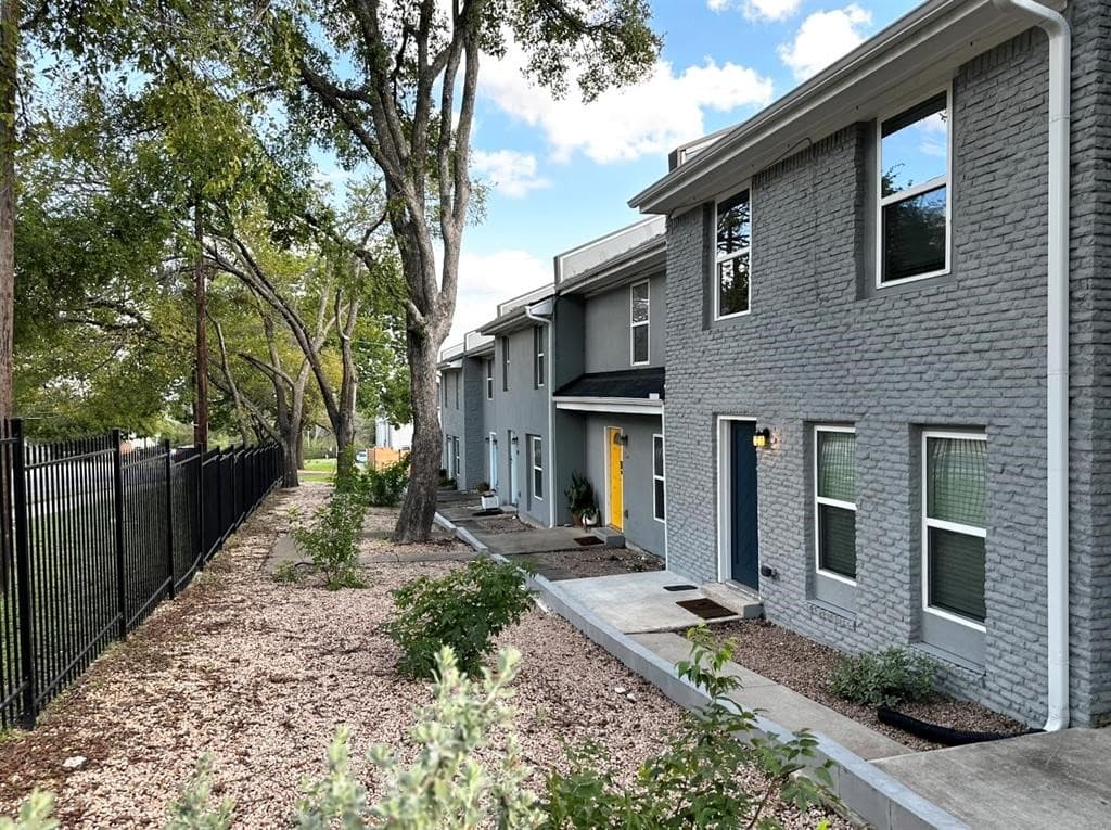 6211 Manor Rd Apt 108