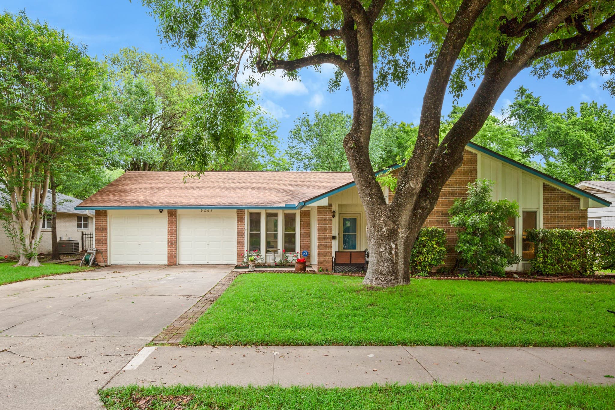 9805 Oak Hollow Dr