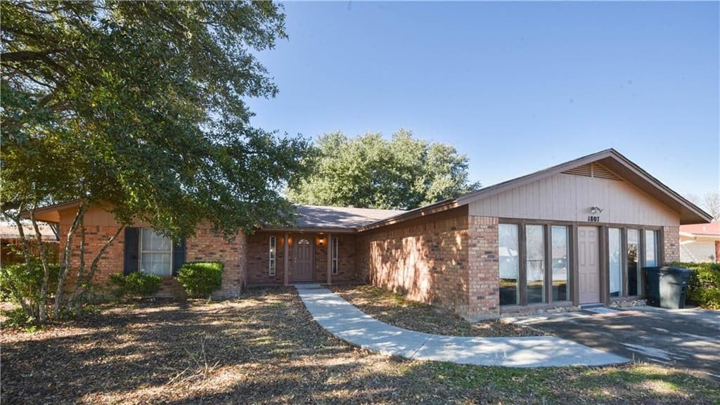1807 Ruiz Dr