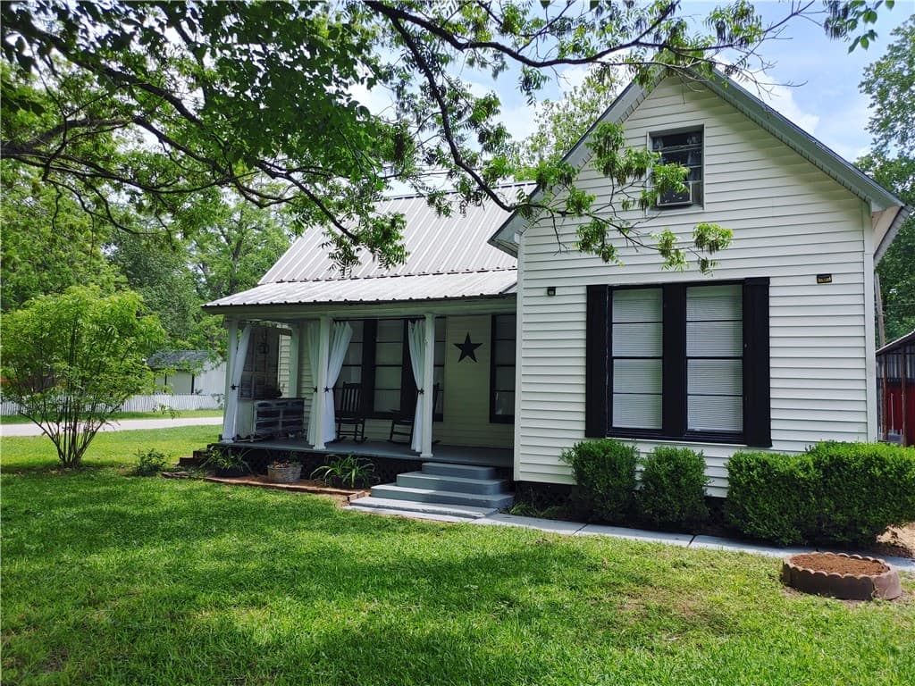 106 Burleson St