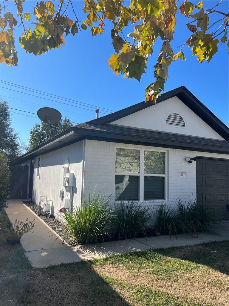 1607 Parkfield Cir