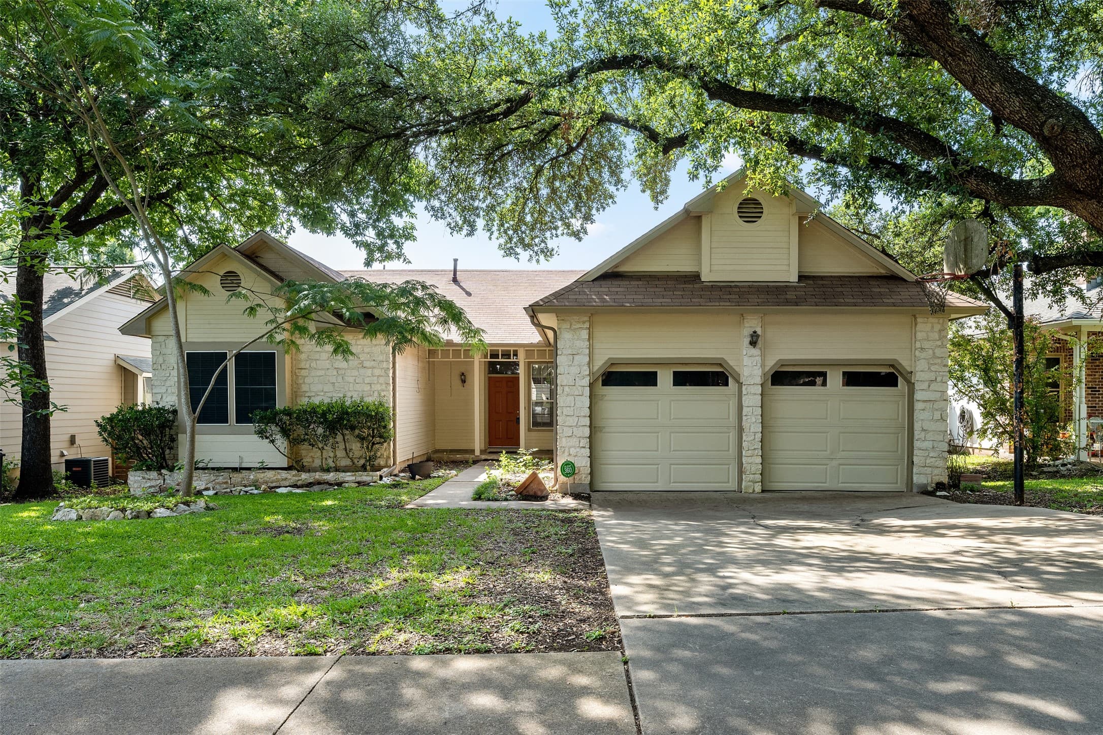 9407 Roxanna Dr