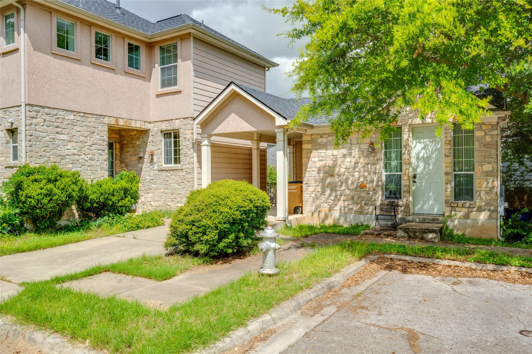 1802 Village Oak Ct