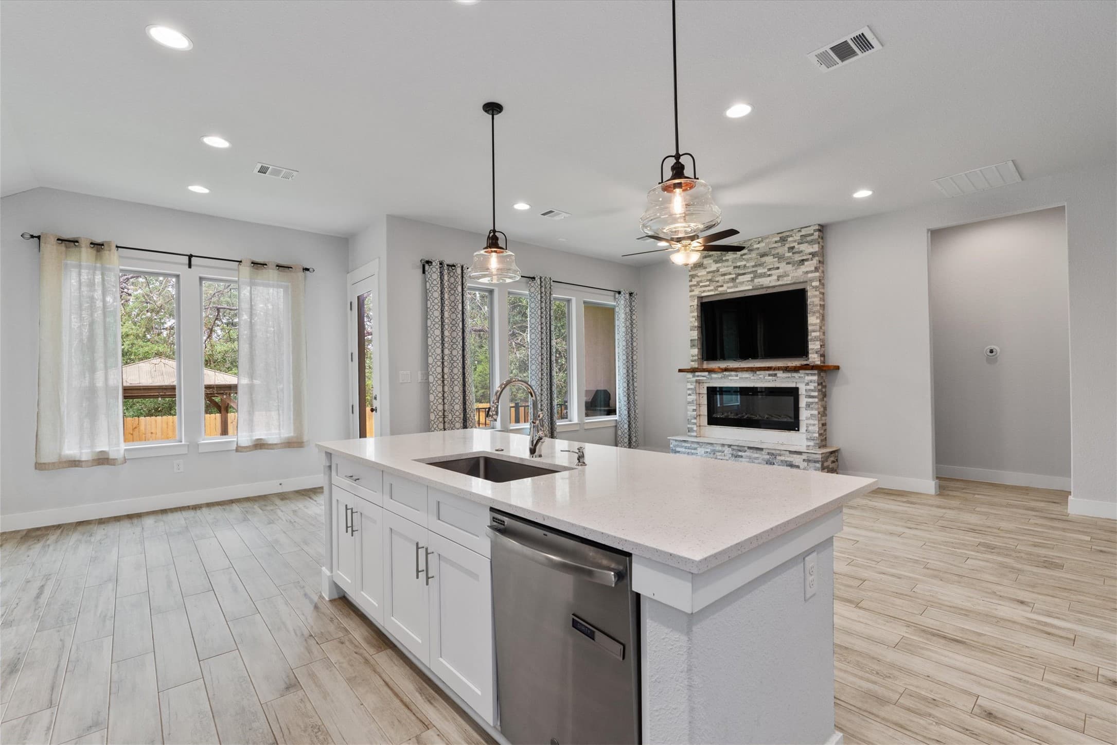 941 Del Raphael Dr