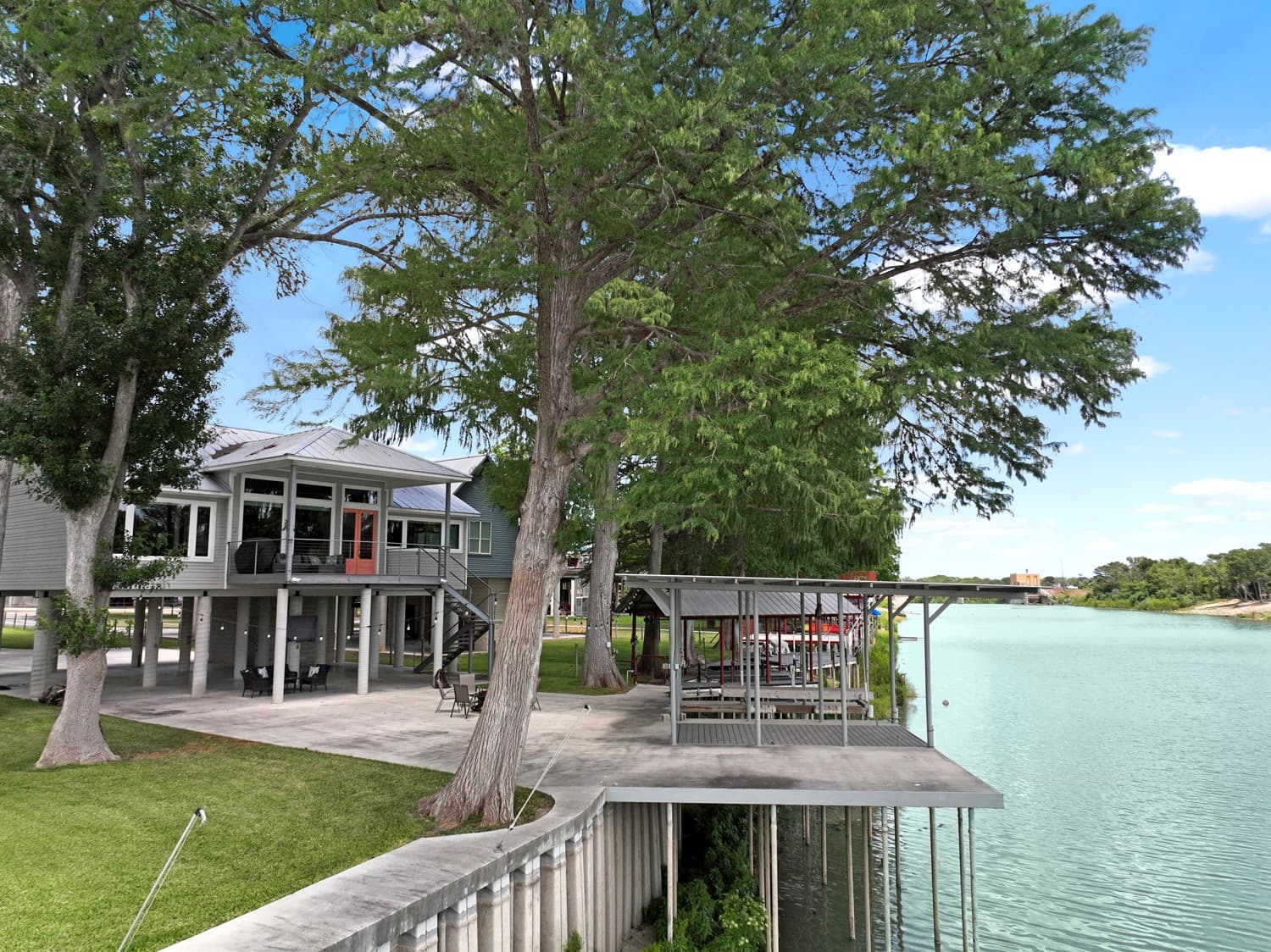 154 Lakeside Dr
