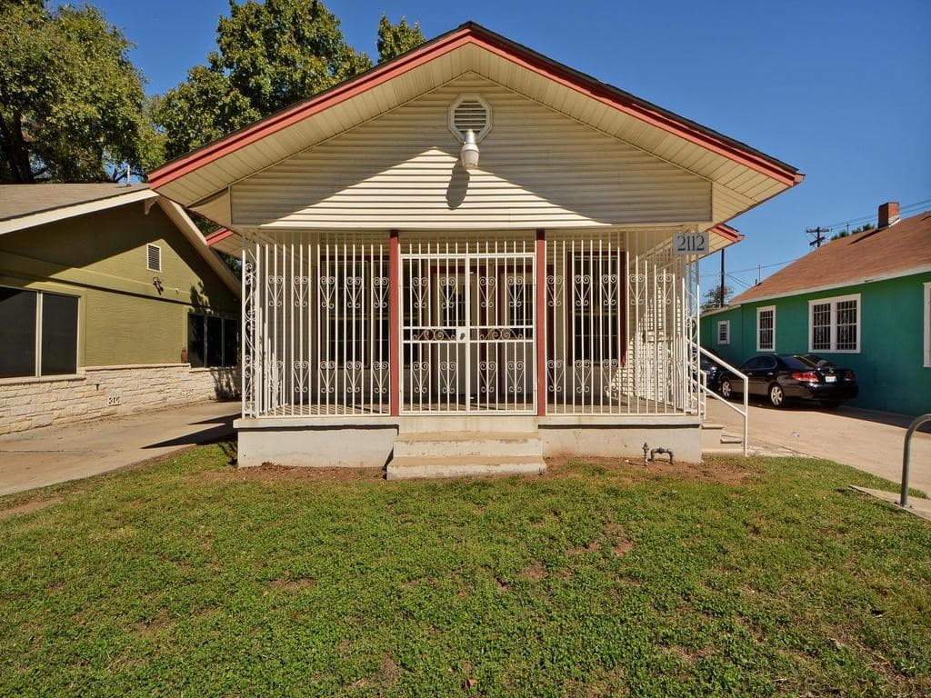 2122 E Cesar Chavez St