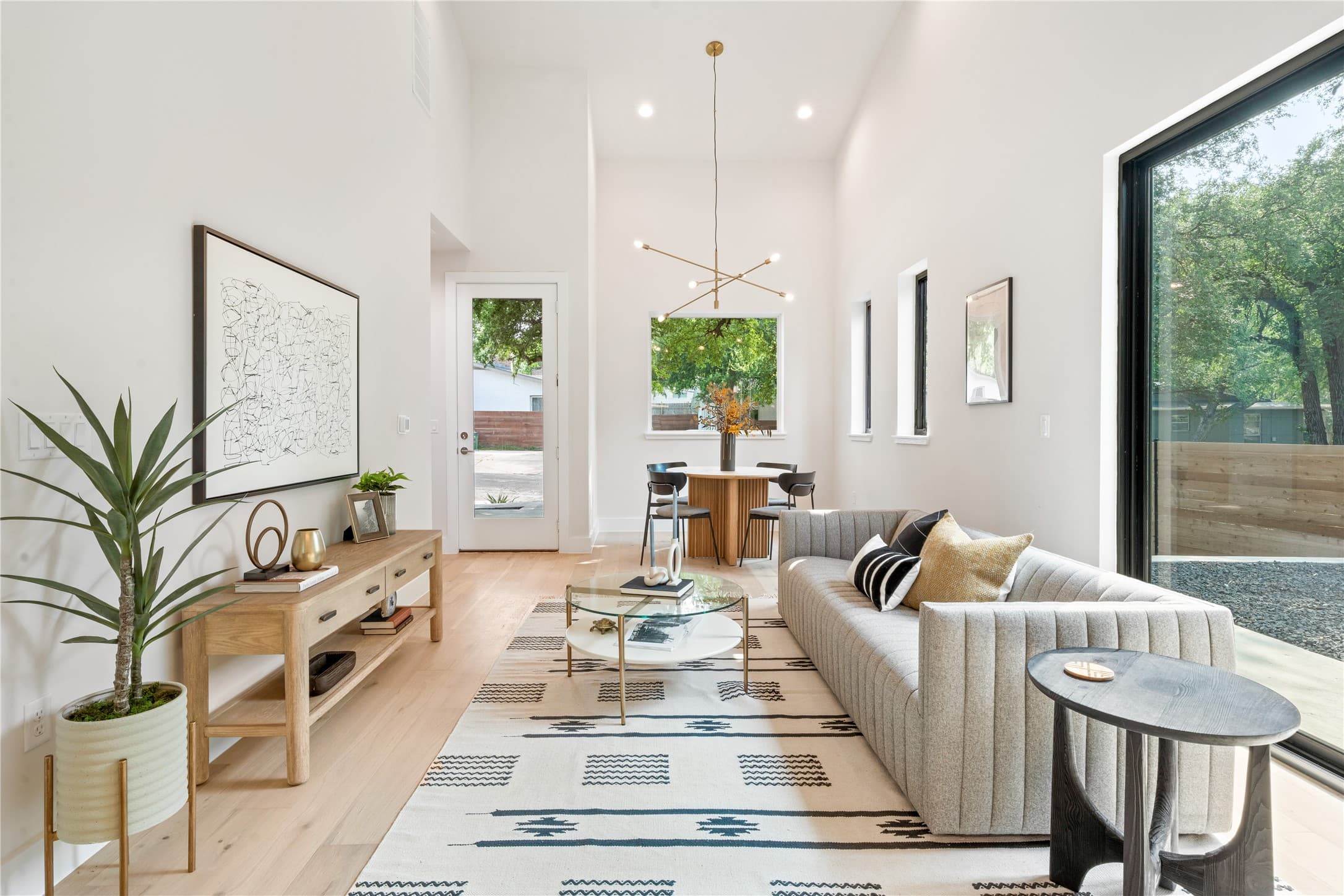 2402 La Casa Dr