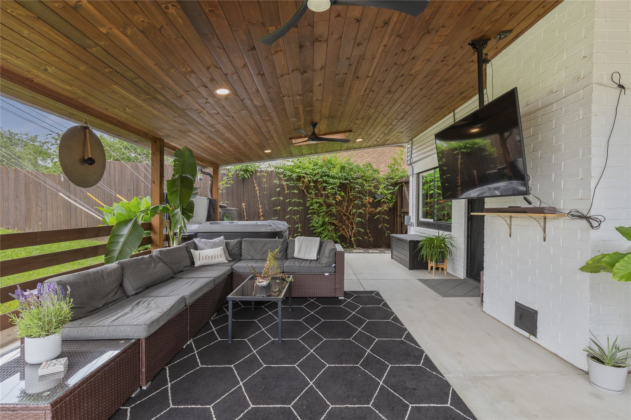 208 Skyloop Dr