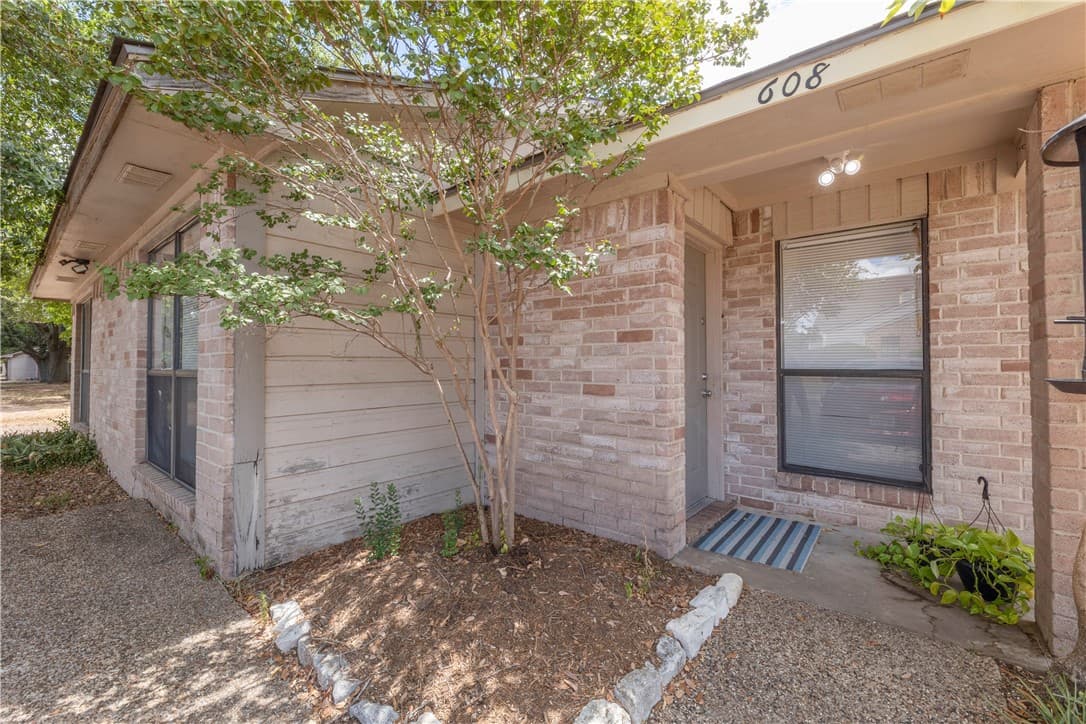 608 Cross Timbers Dr