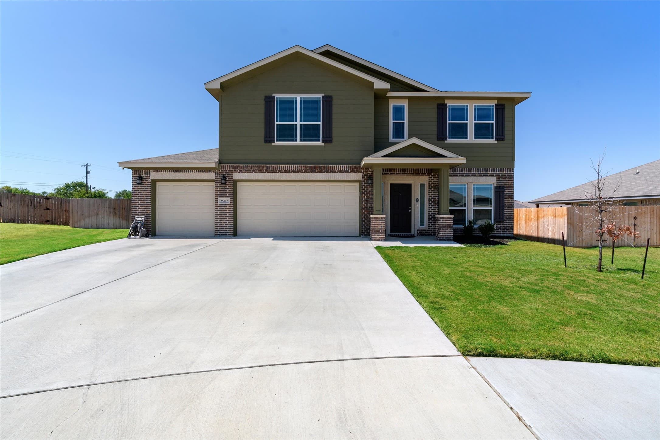 908 Hickok Dr