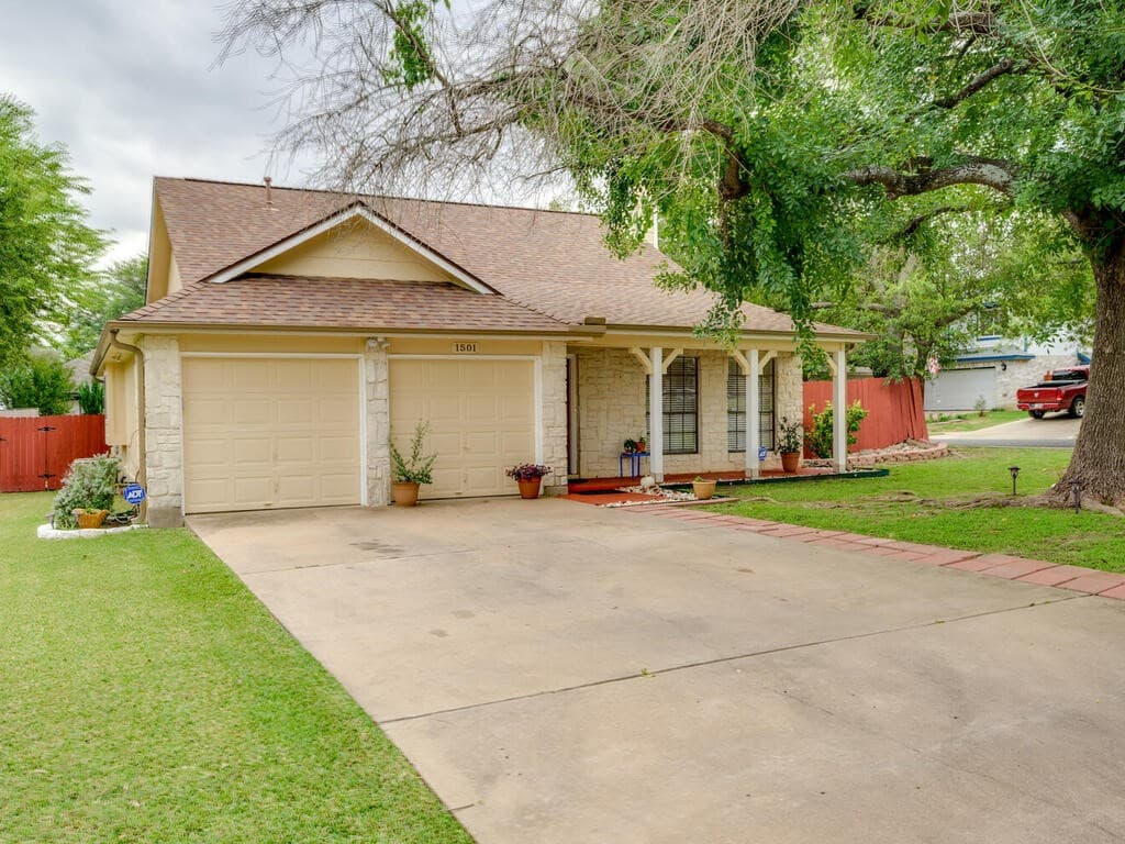 1501 Honeysuckle Ln