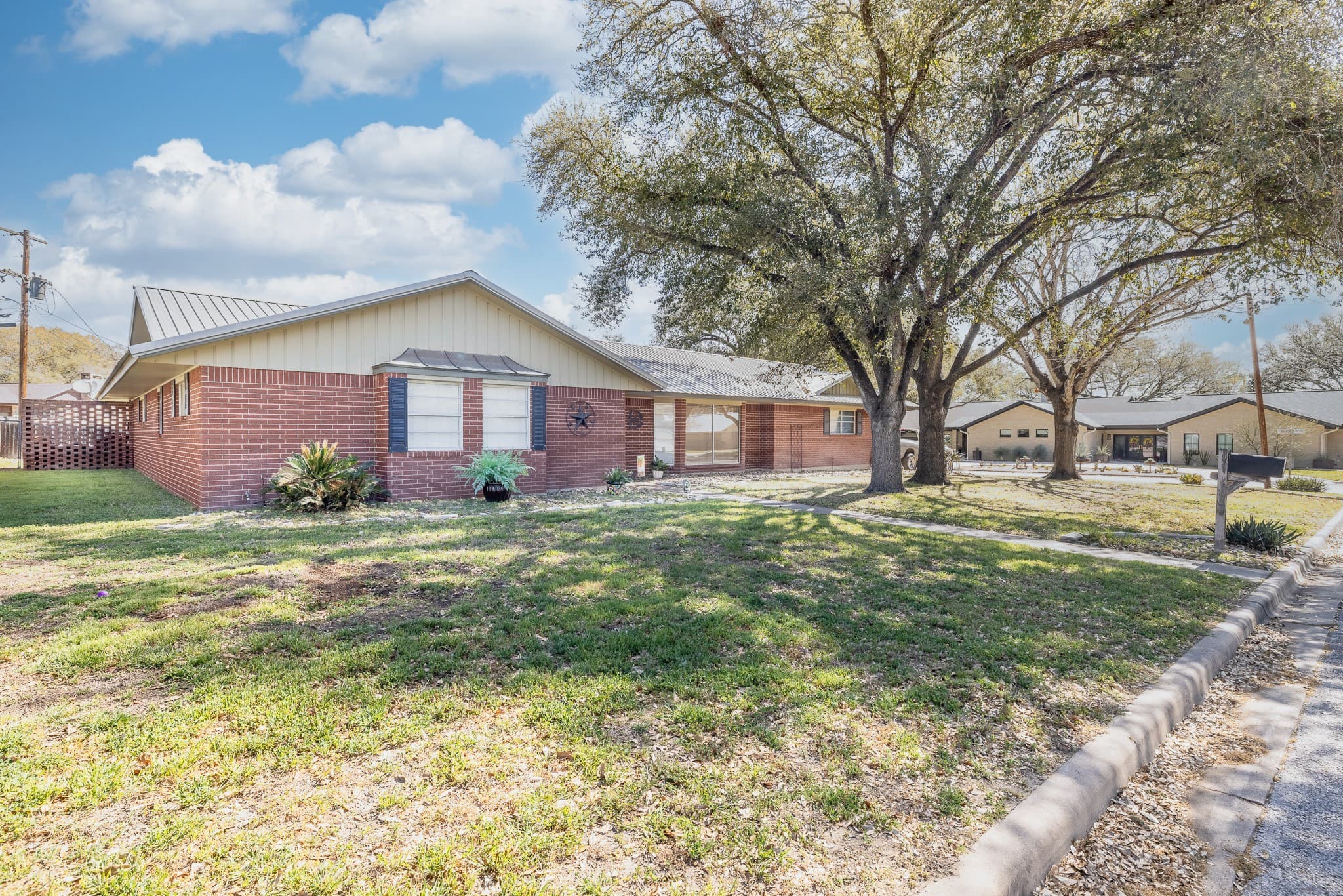 1413 Summit Dr