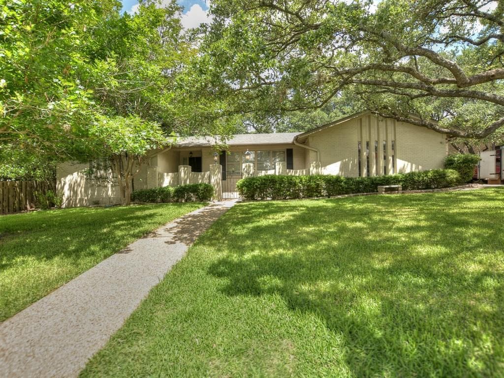 7602 Mesa Dr