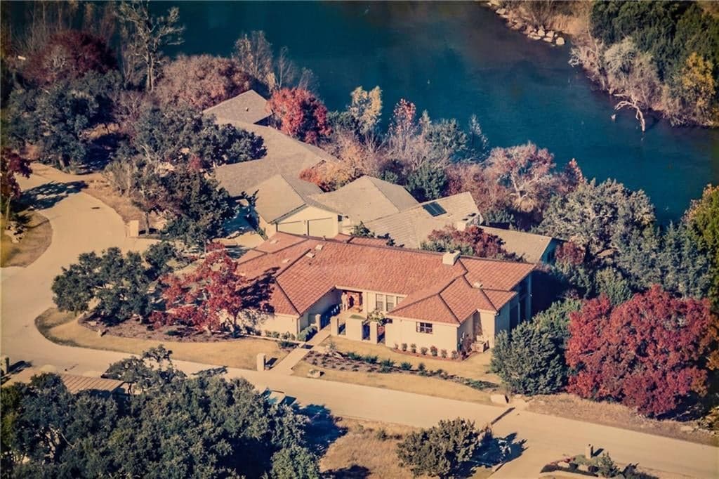 121 Top O The Lake Dr