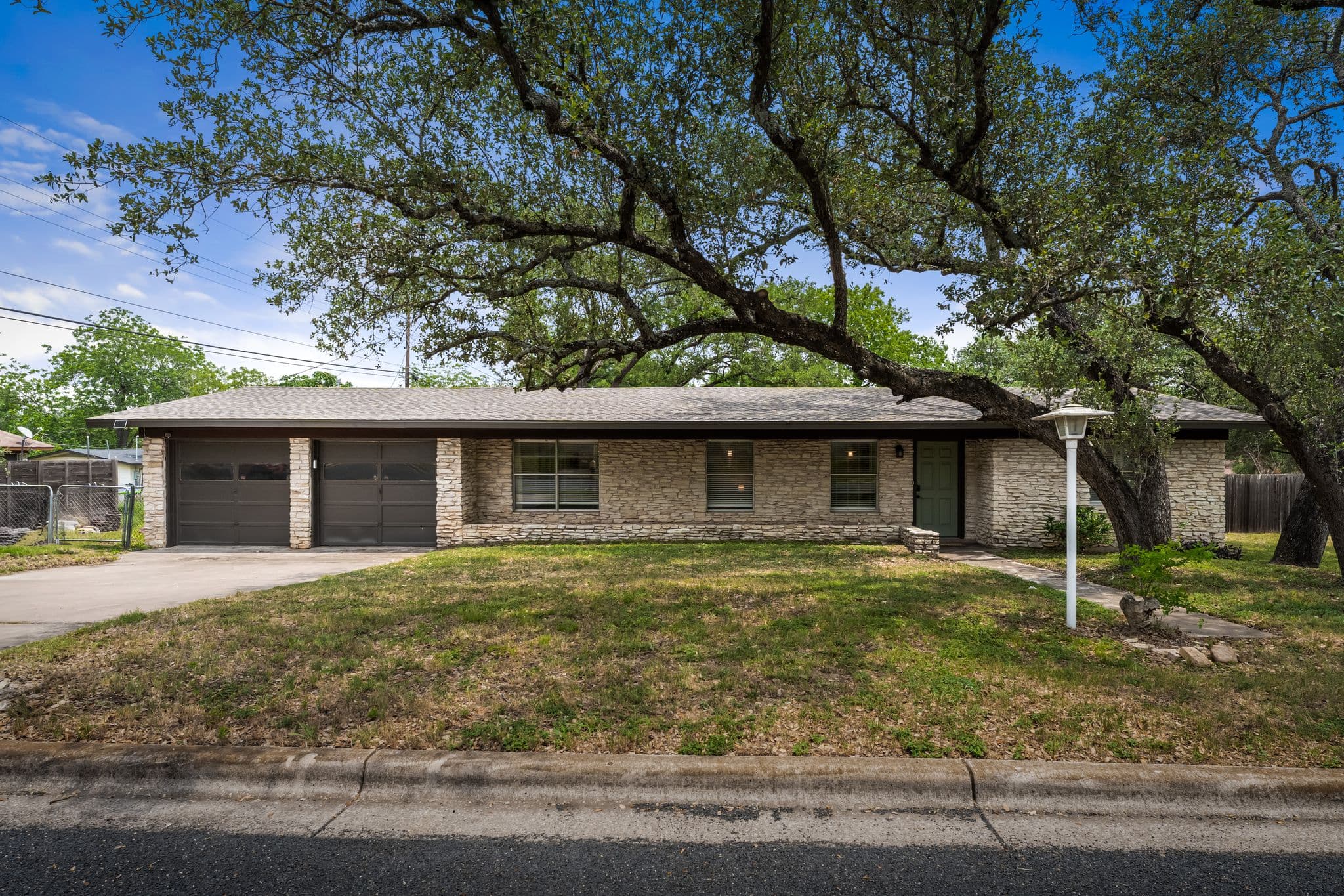 7105 Lilac Ln