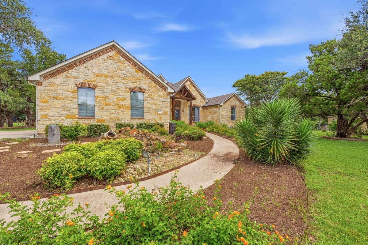 104 Quarry Lake Est