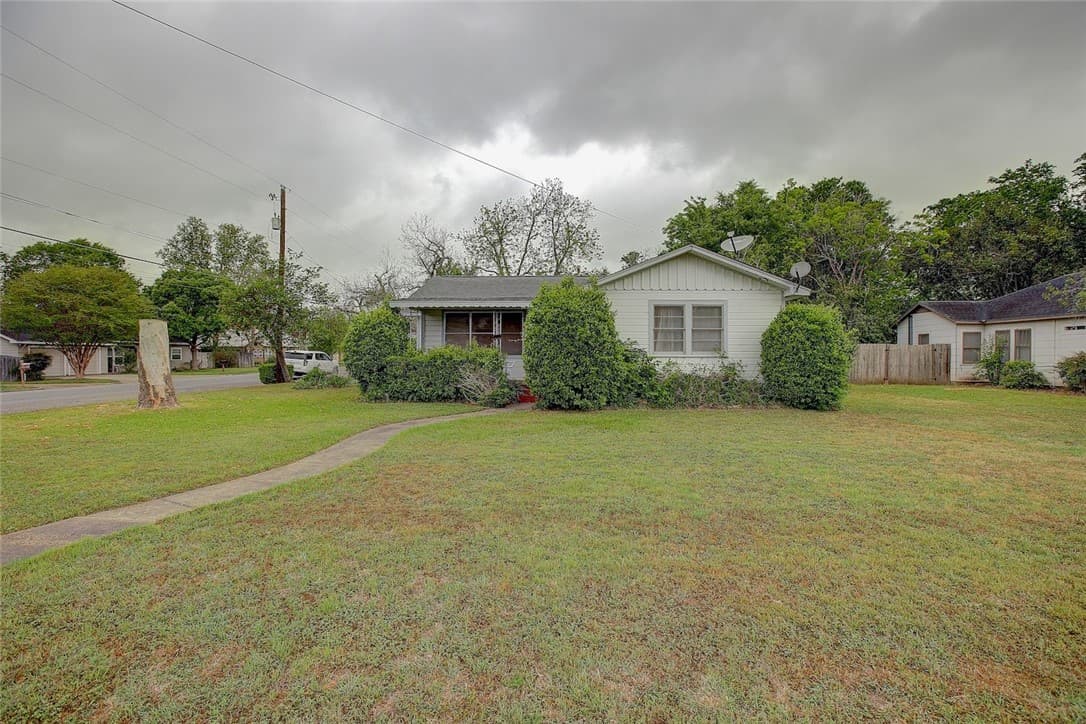 709 E Pecan St