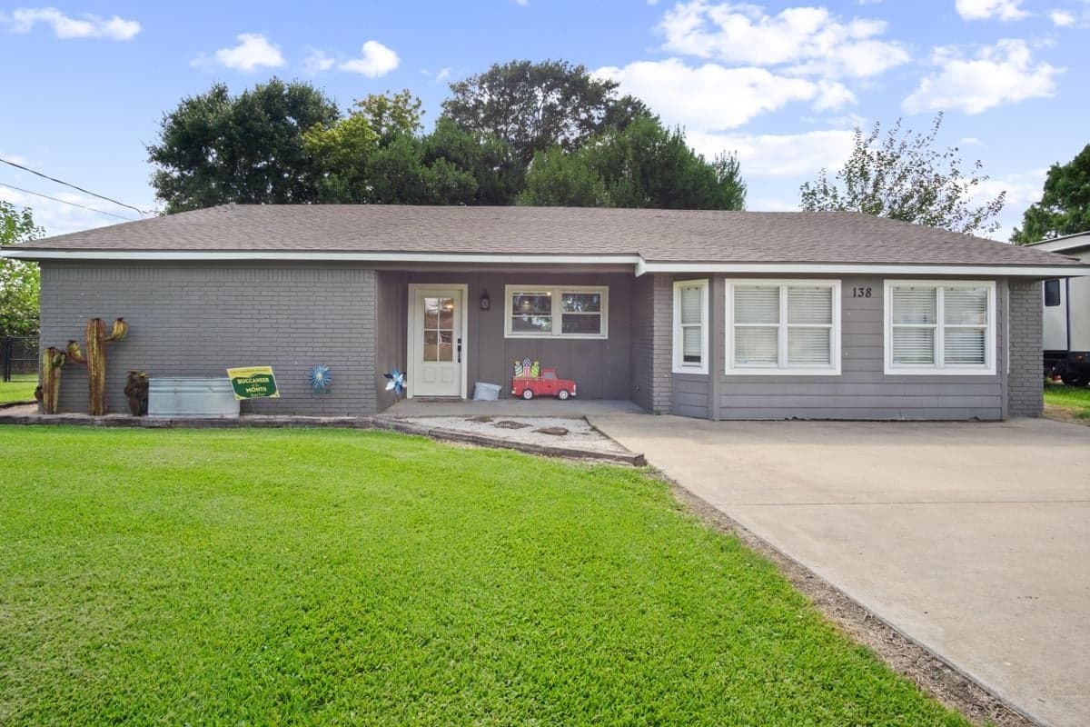 138 N Lake Dr