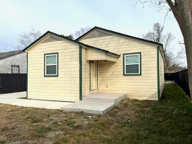 635 Goliad St