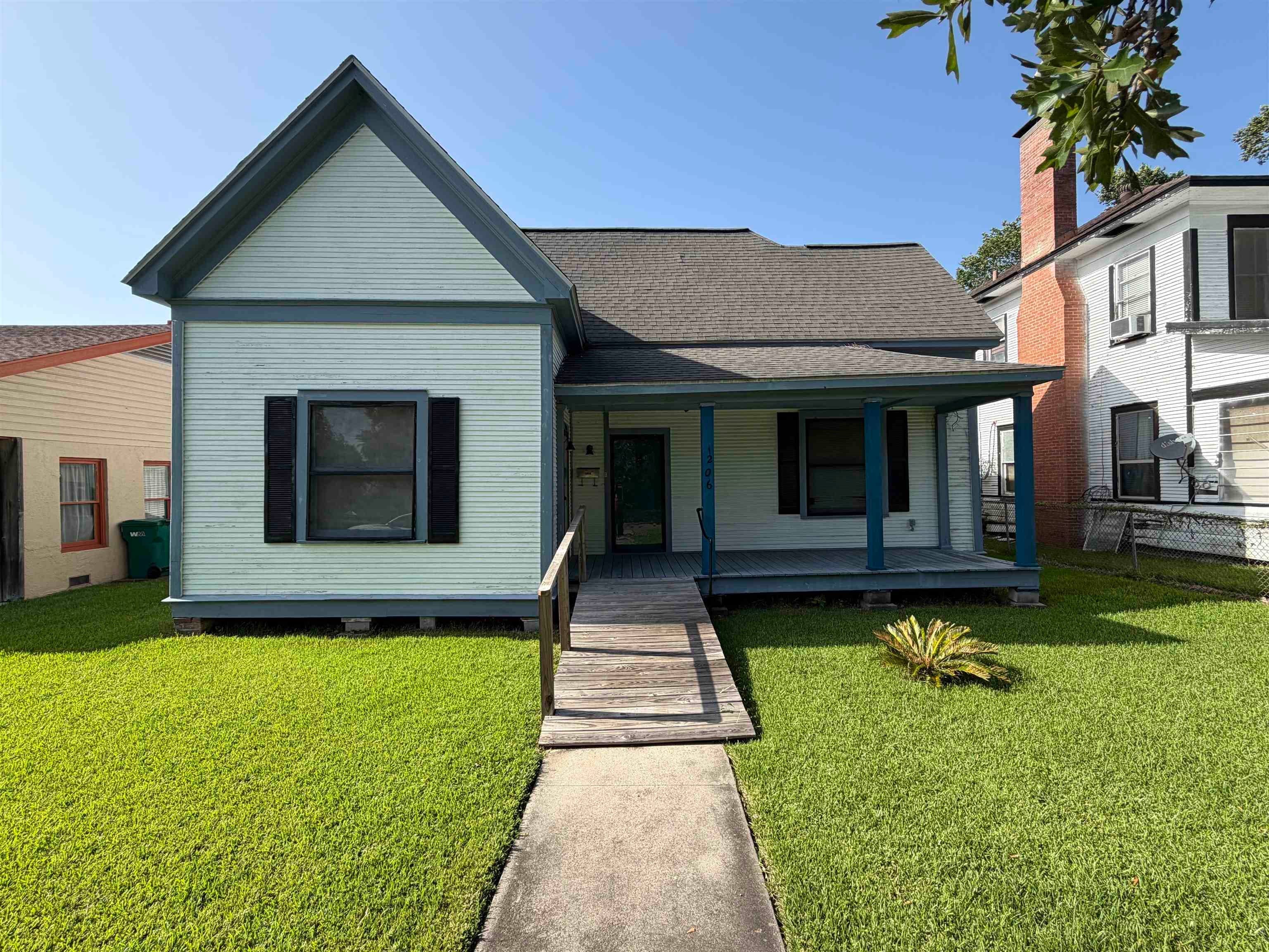 1206 Pine Ave