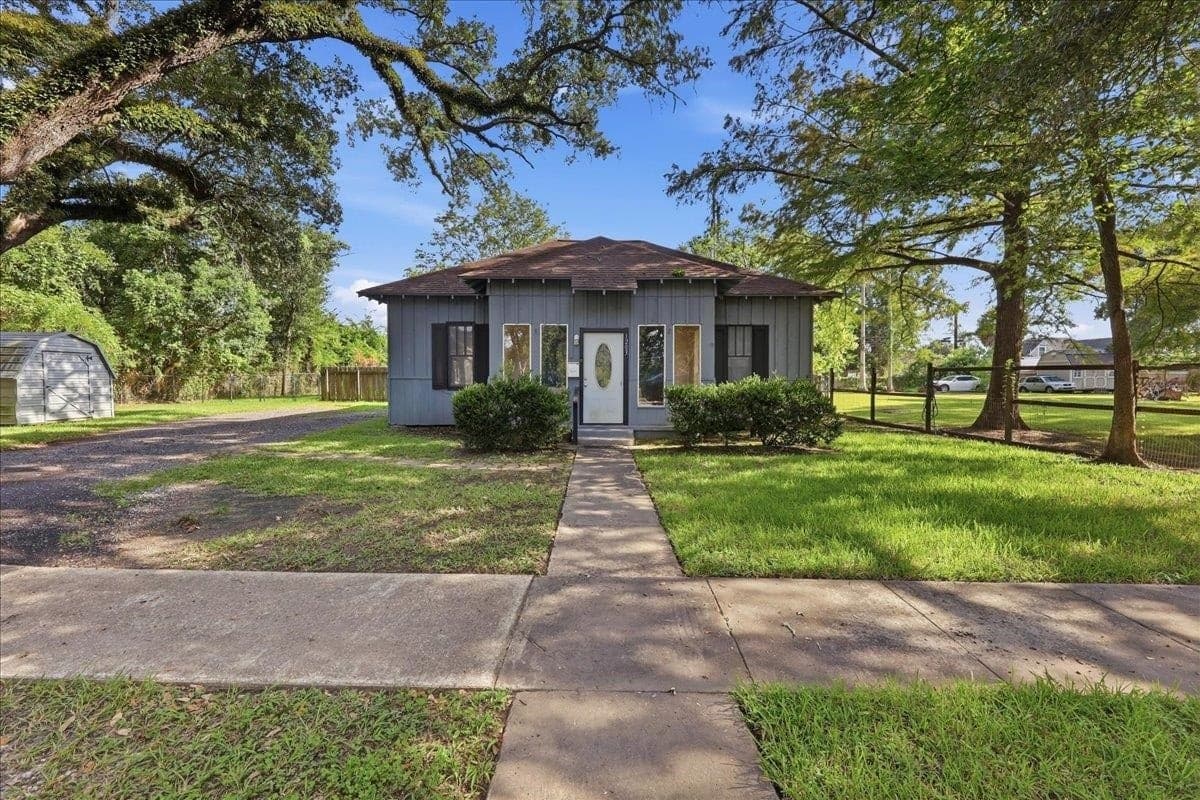 1203 W Cypress Ave