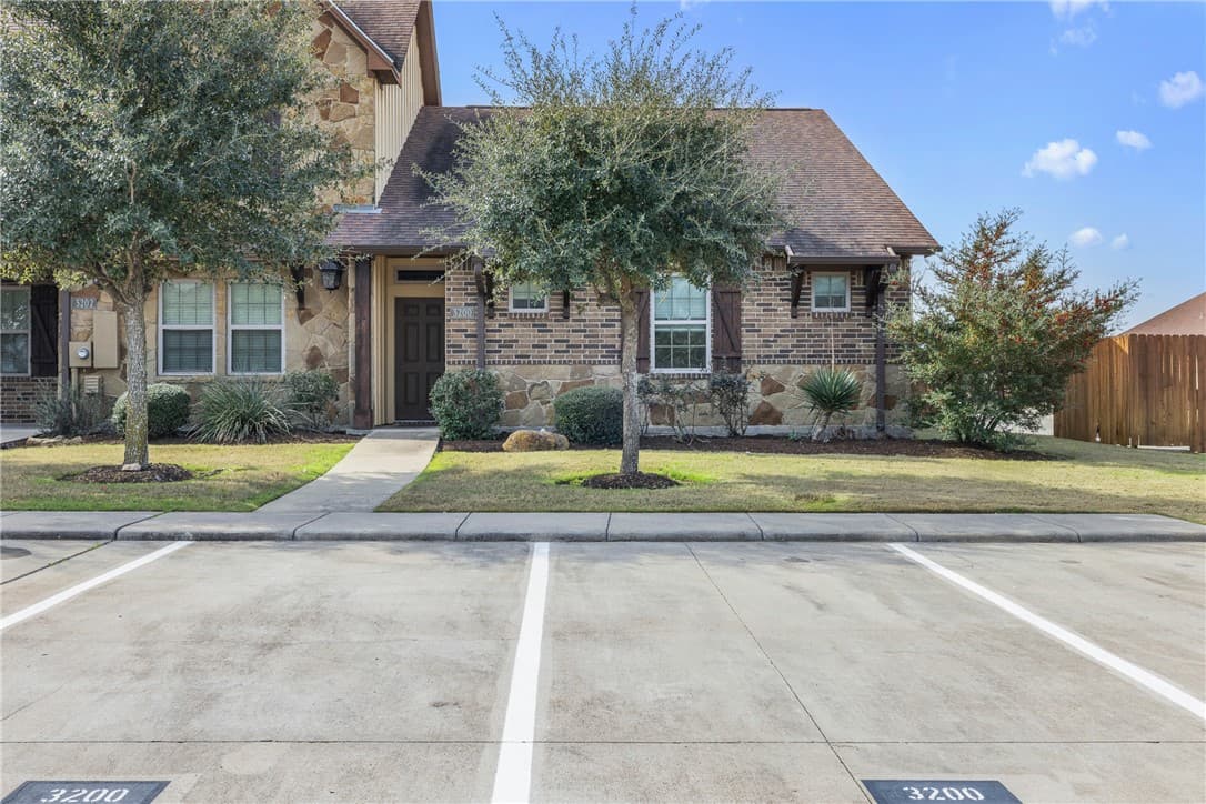 3200 Cullen Trl