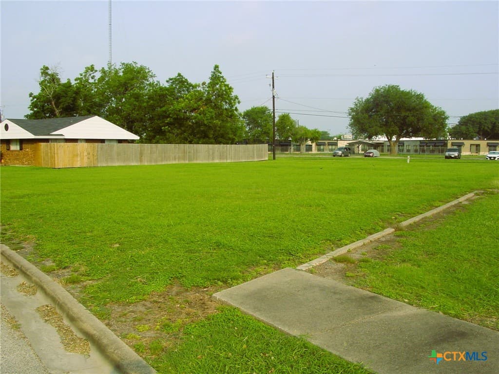 305 Rosewood Dr
