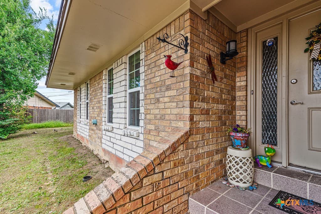 702 Davis Cir