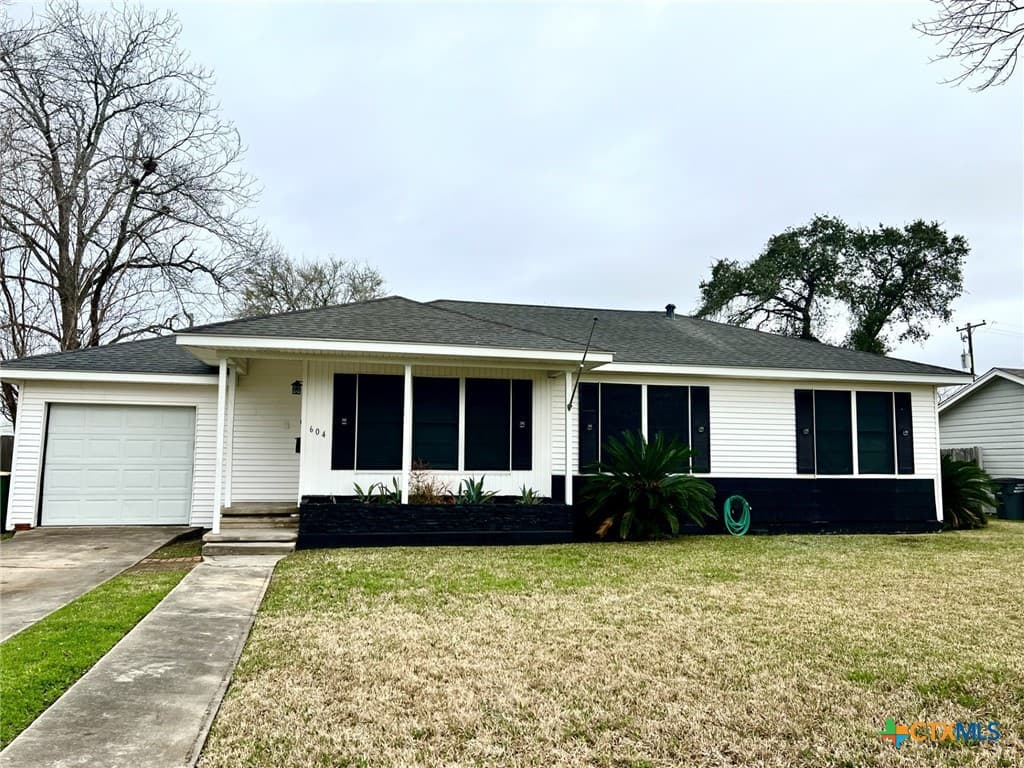 604 E Mistletoe Ave