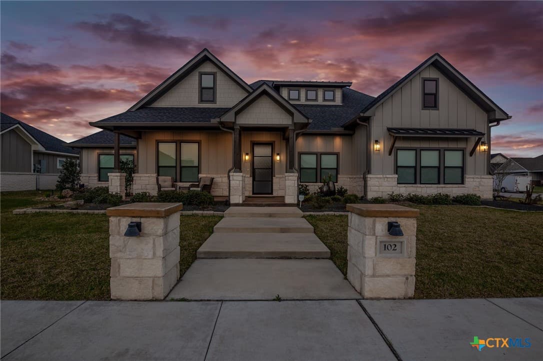 102 Beacon Ln