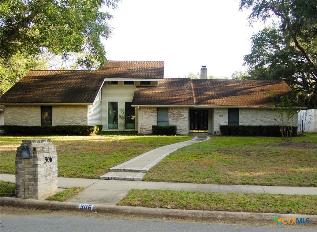 306 Woodway Dr