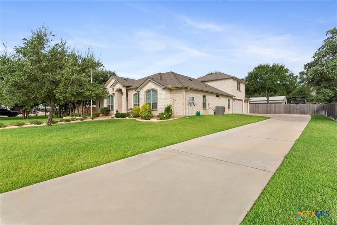 5743 Watusi Dr