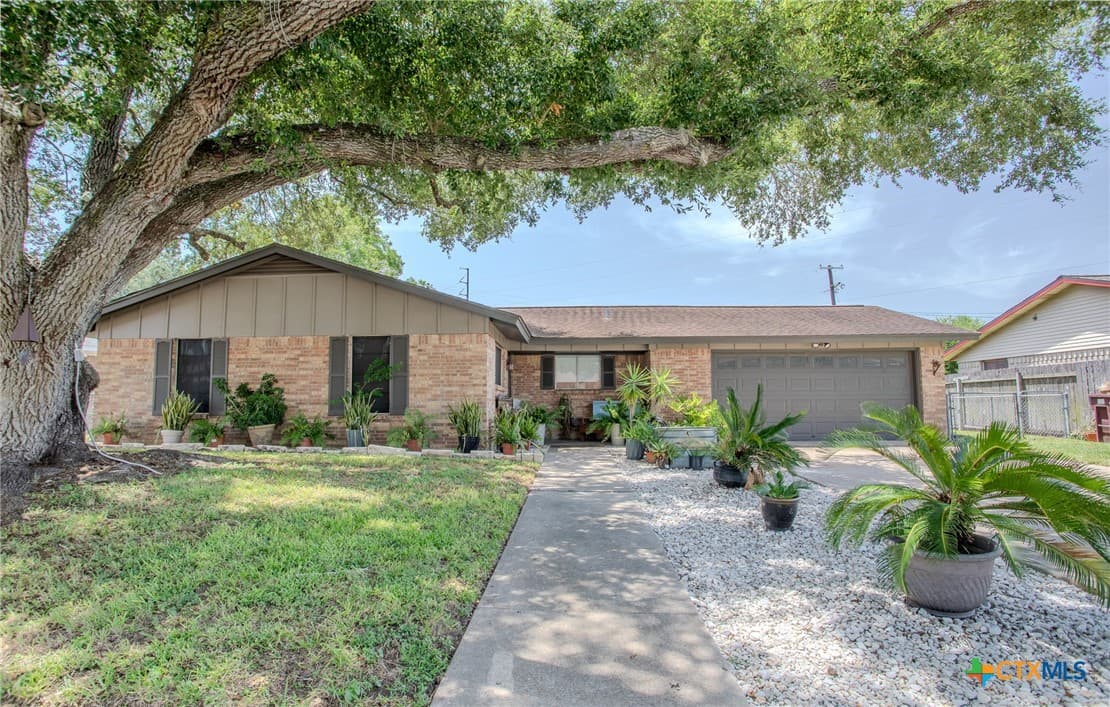 103 Canterbury Ln