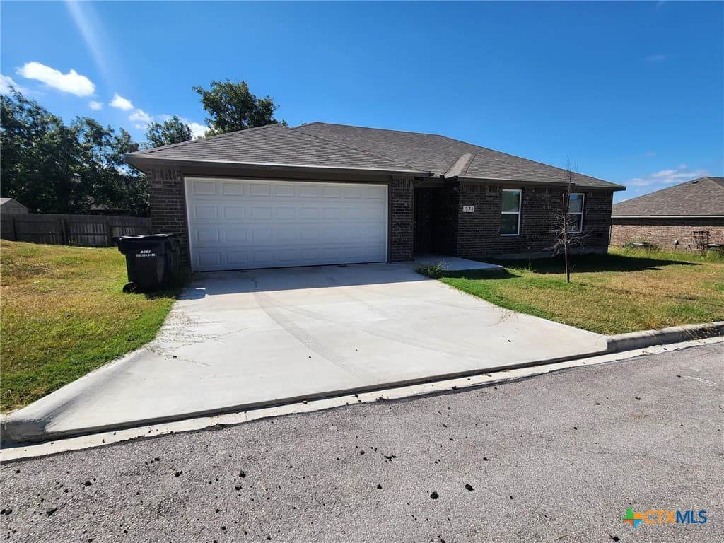 1220 Applewood Dr E