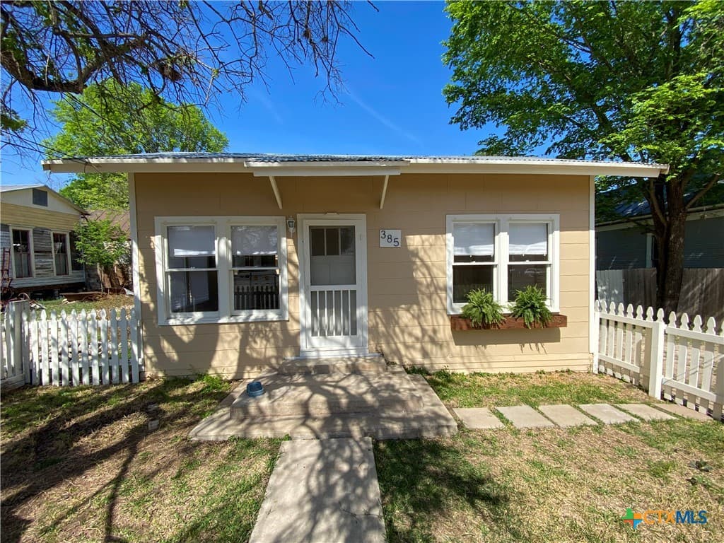 385 Comal Ave