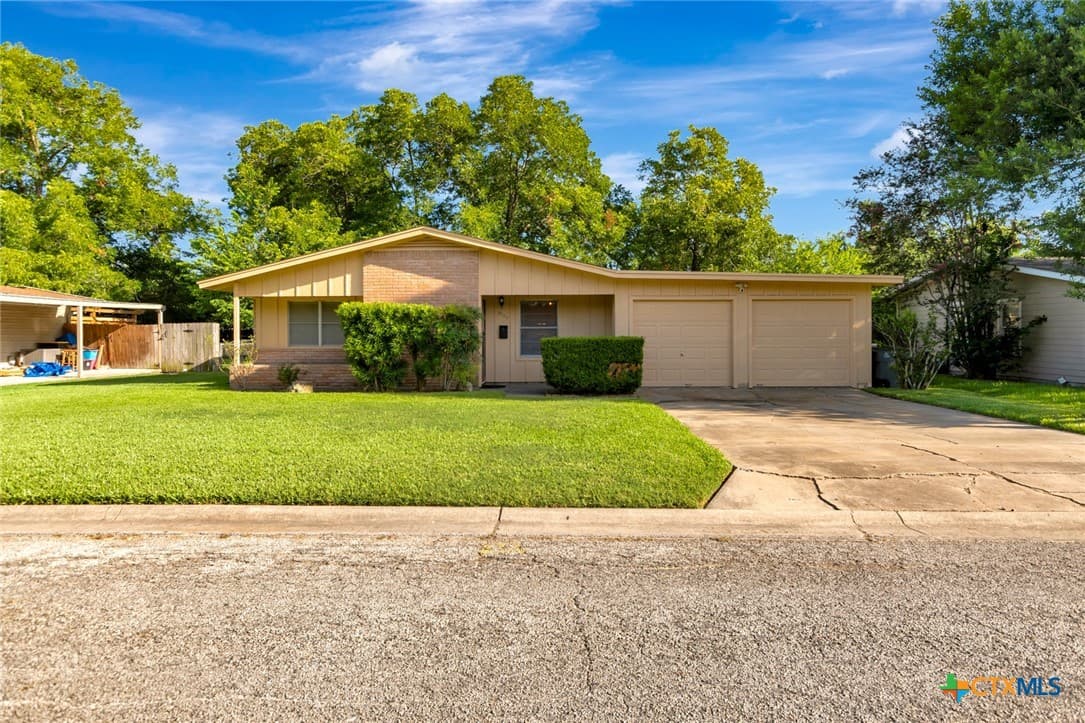 2105 E Mistletoe Ave