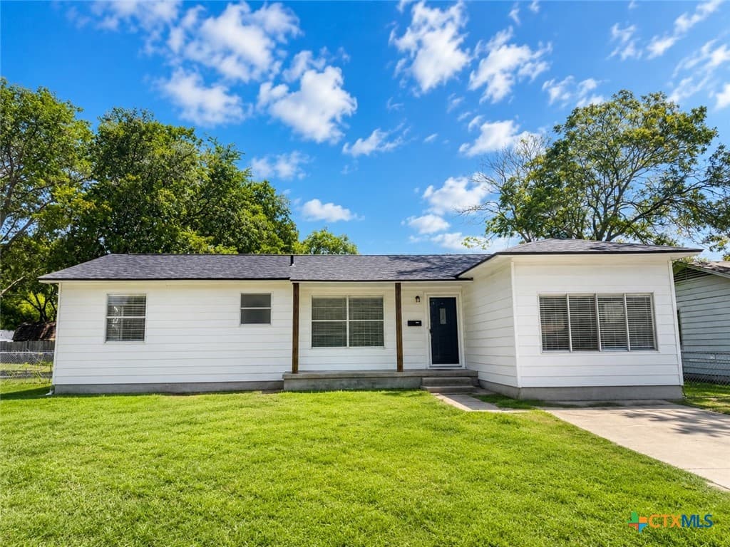 1100 Estes Dr
