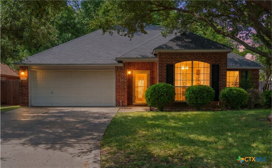 2211 Stratford Dr