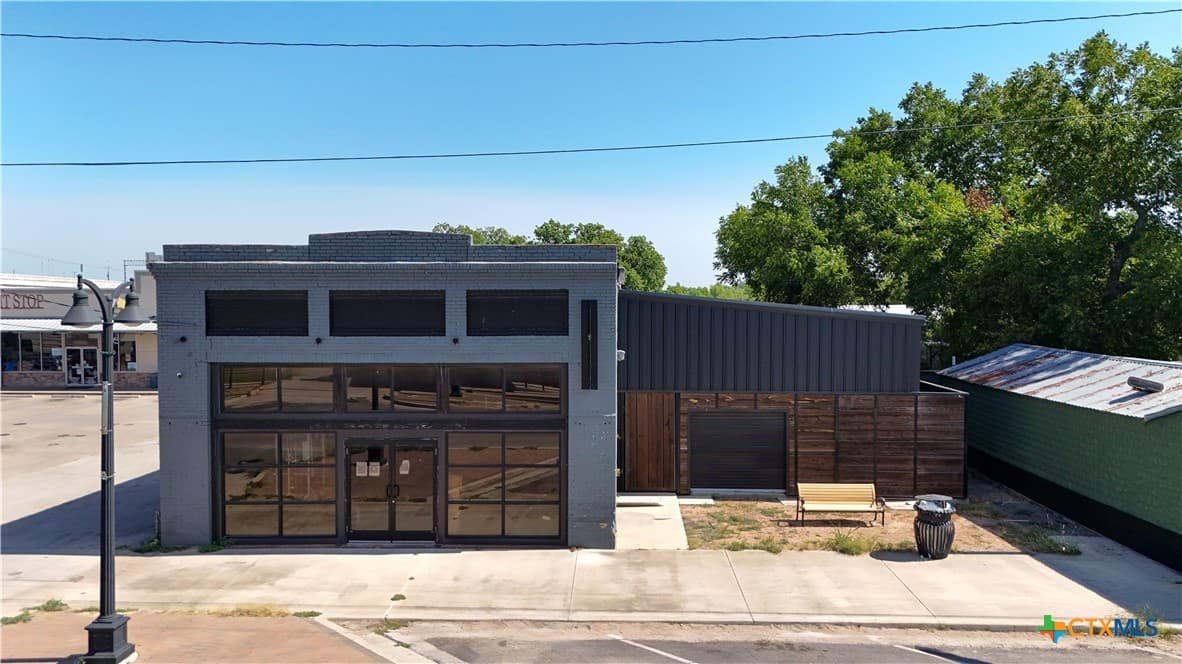 16 E Main St