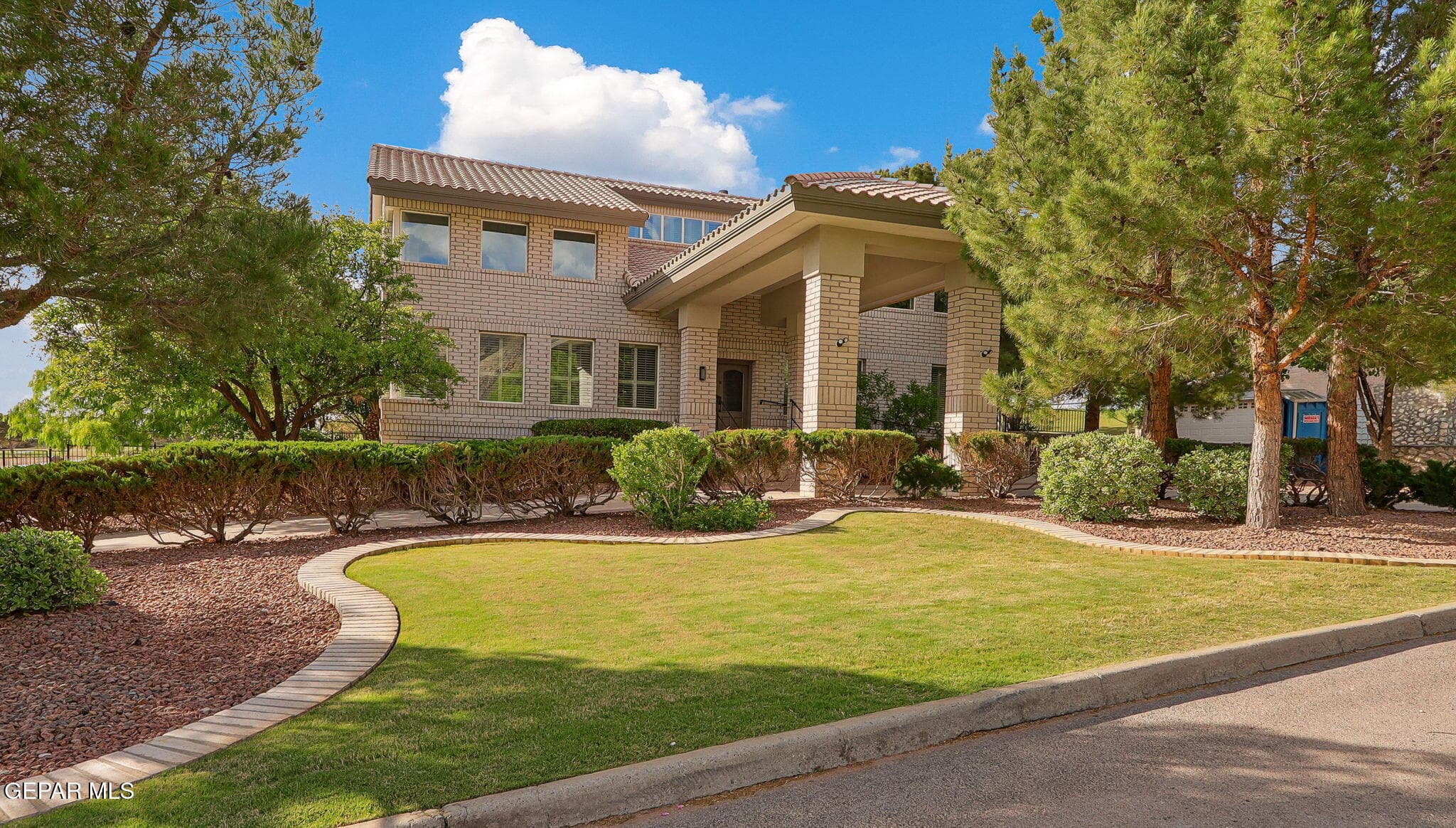 909 Singing Hills Dr