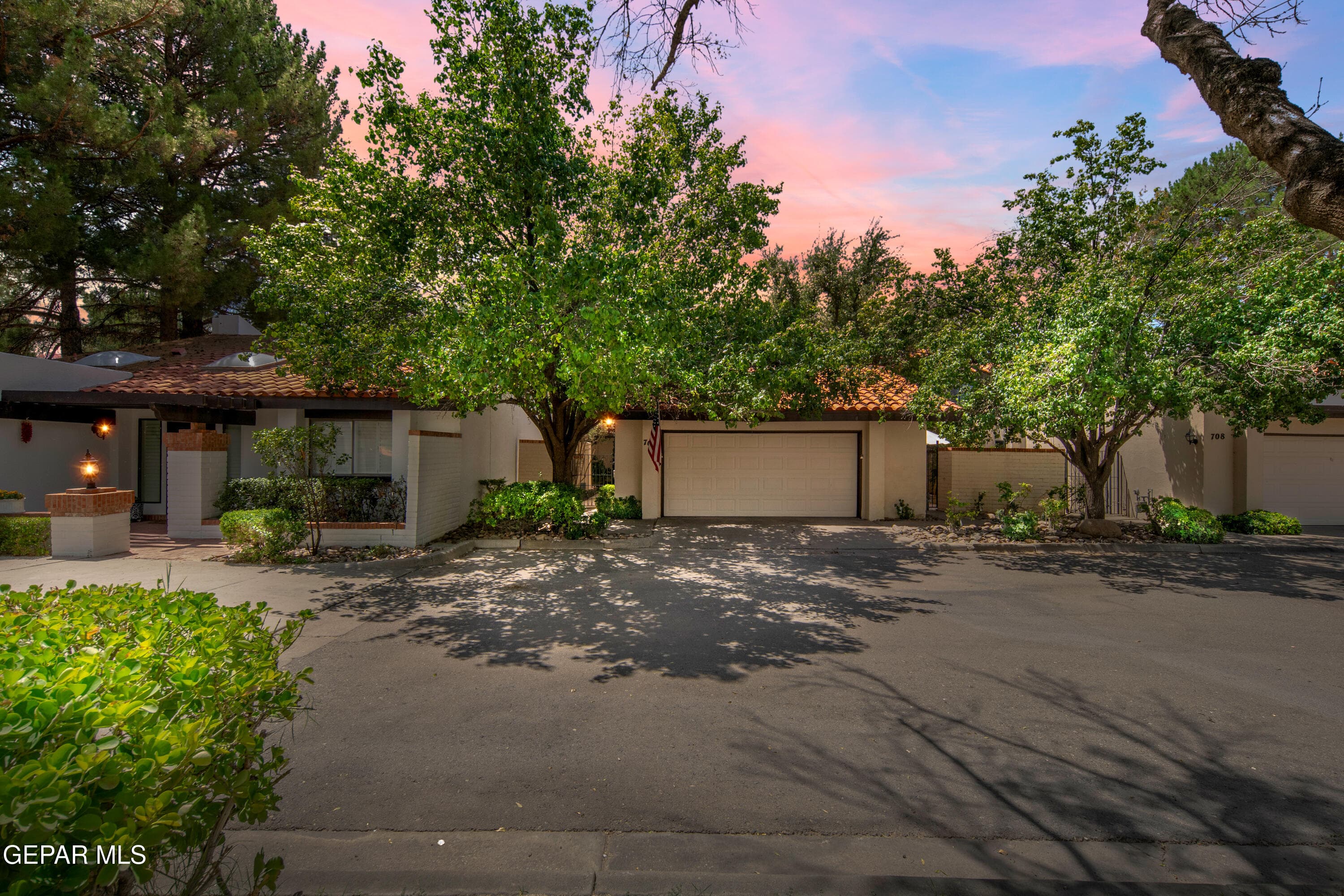 704 Lakeshore Dr