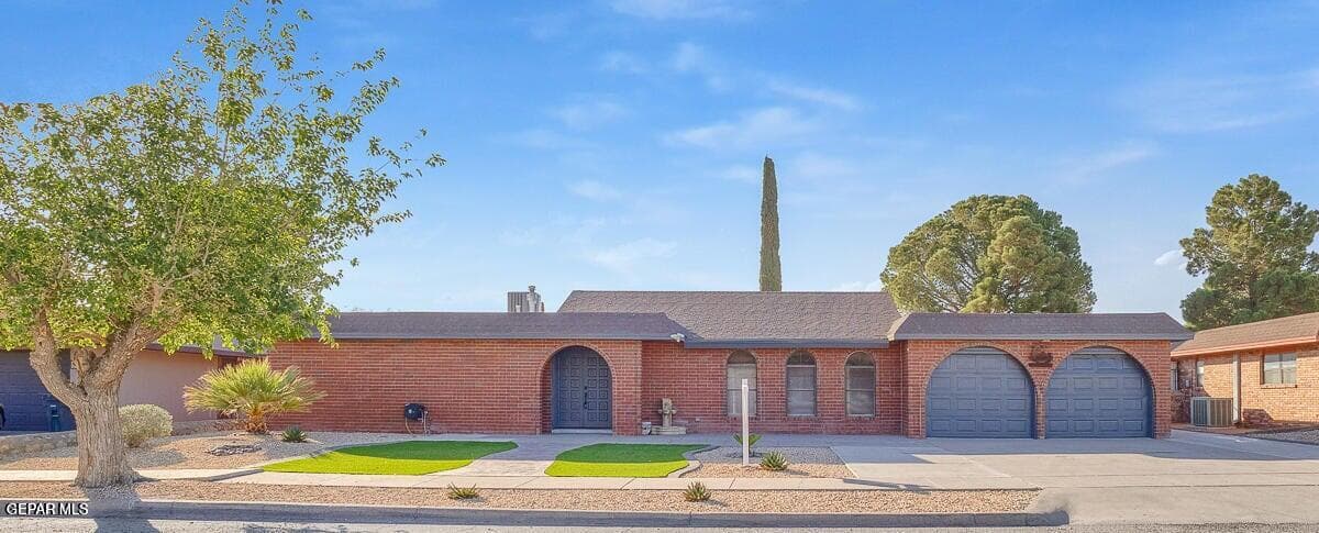 3709 Roslyn Dr