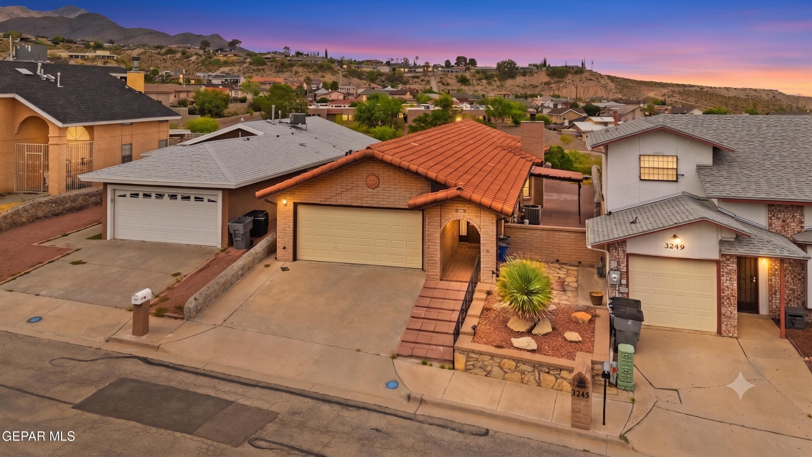 3245 Mountain Ridge Dr