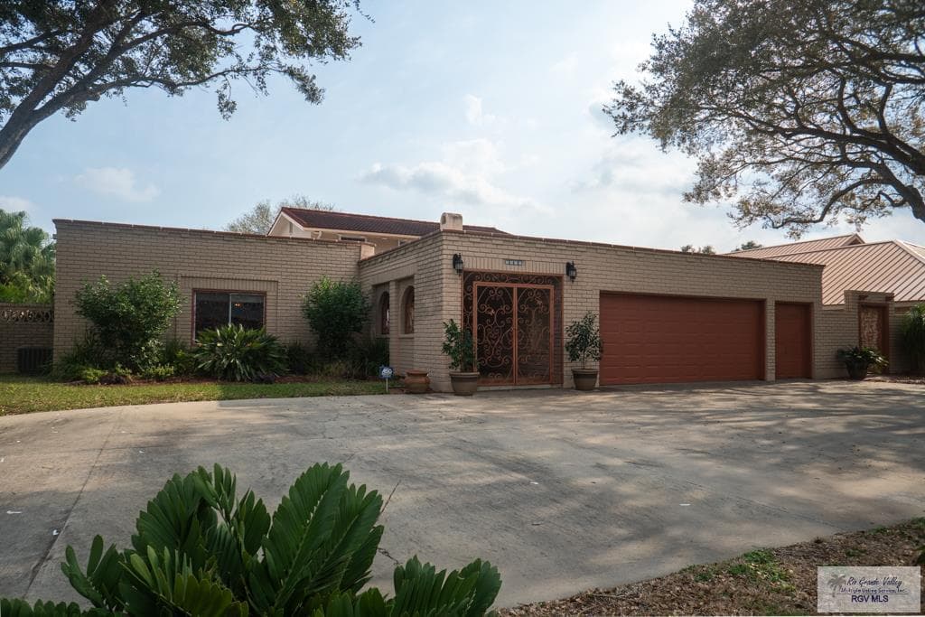 5325 Papaya Cir