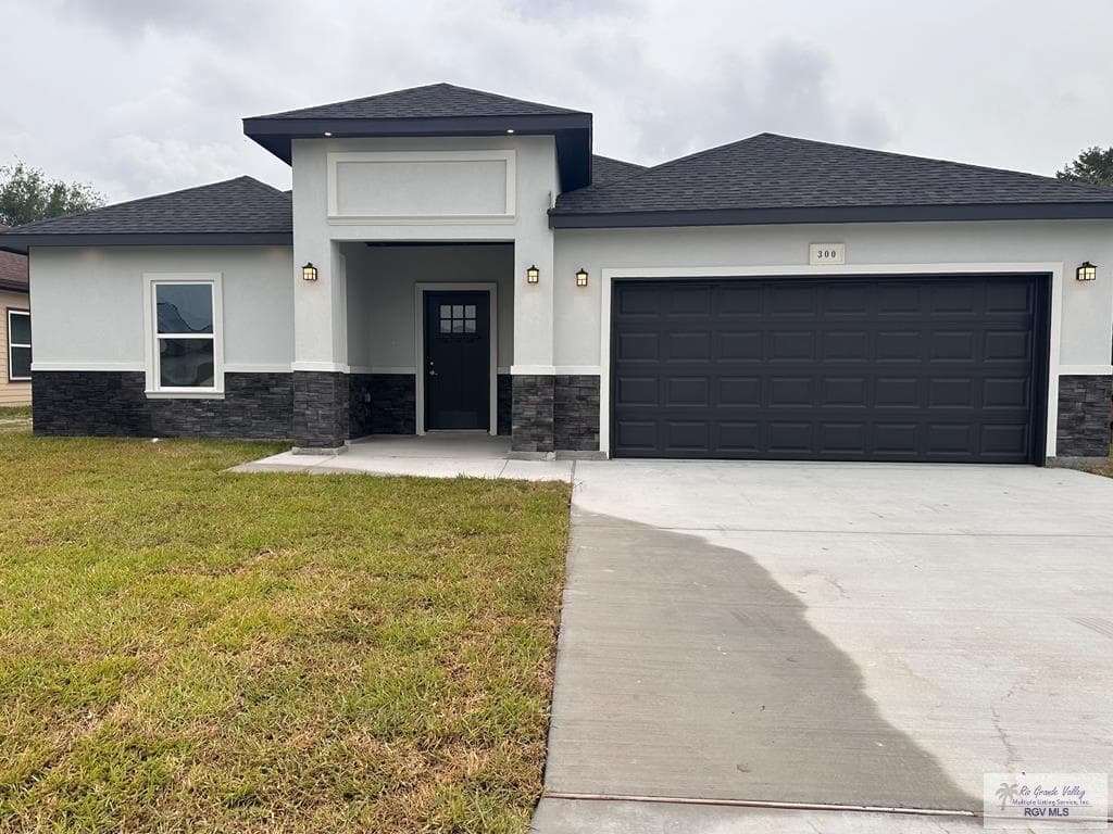 300 Dyanez St